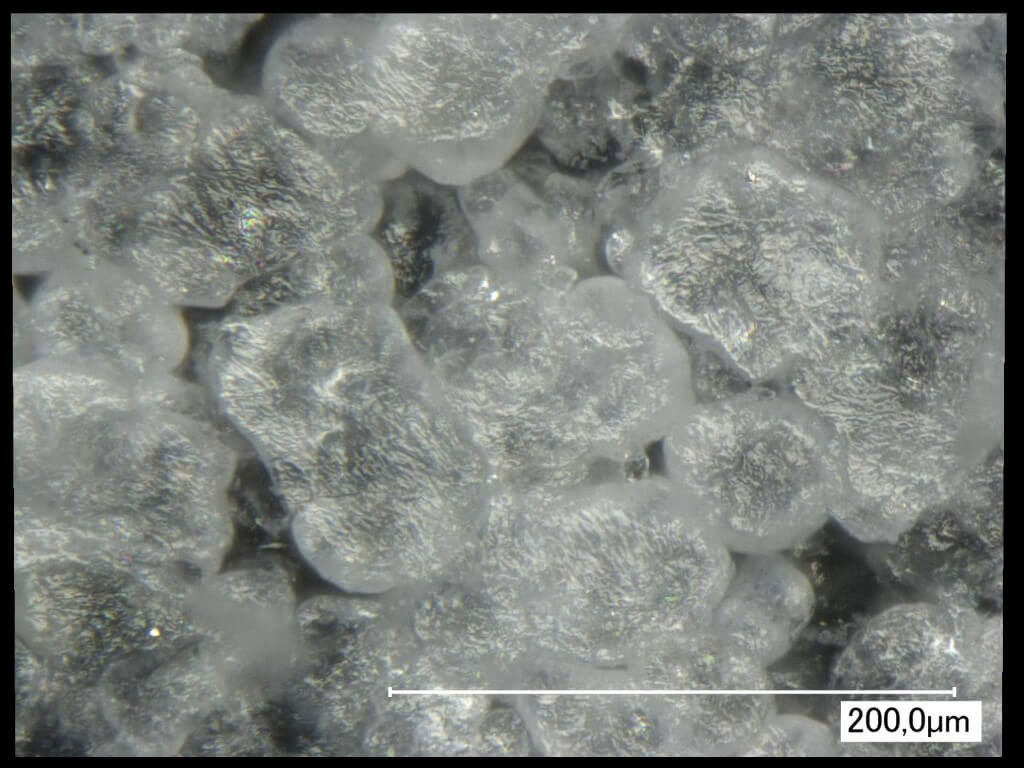 Mikroskopische Aufnahme Oberfläche gleitgeschliffenes 3D-gedrucktes PA12 Bauteil - 1000fach